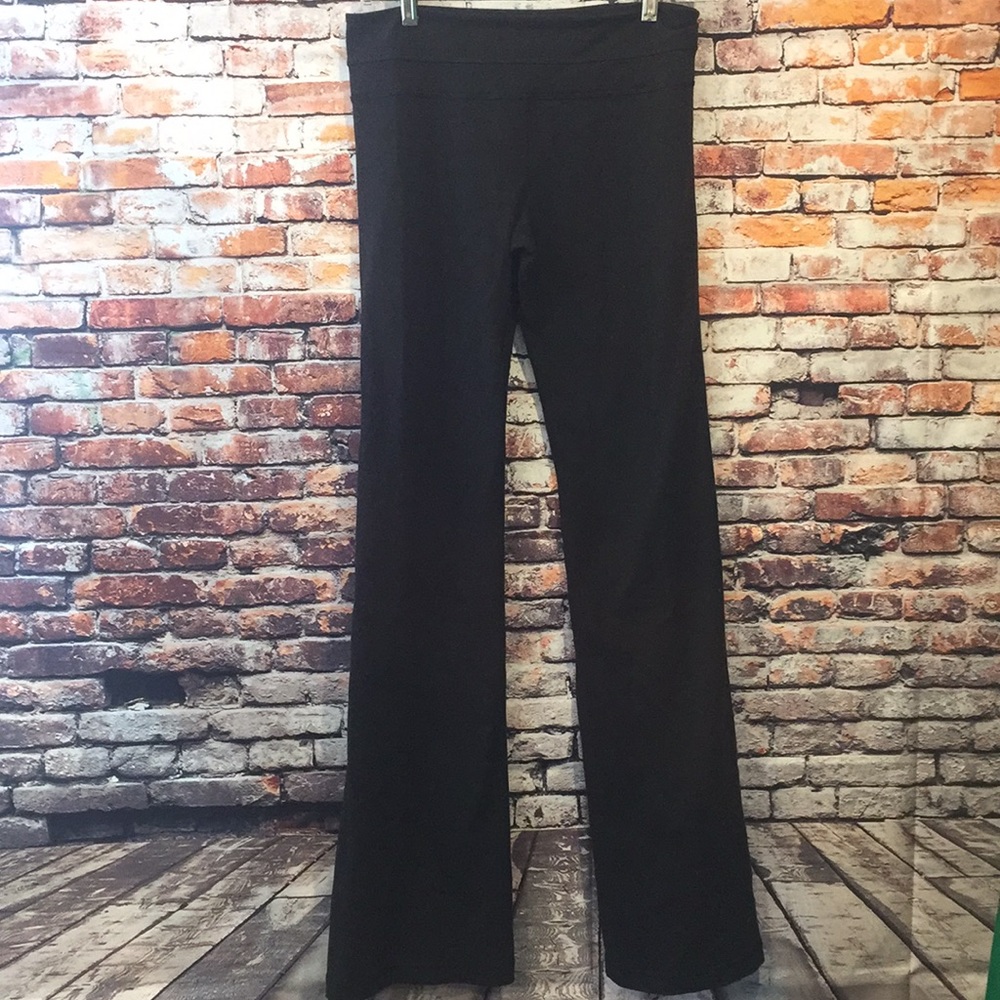 Black lululemon yoga pants